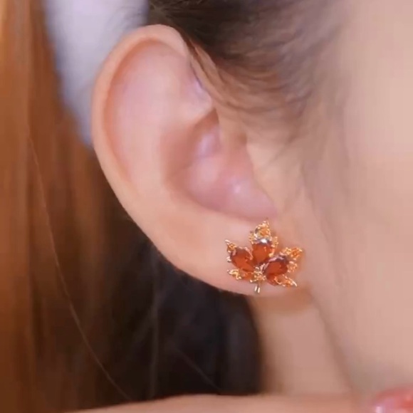 One Pair of Exquisite Retro-Style Red Maple Leaf Shaped Stud Earrings - Picture 3 of 6